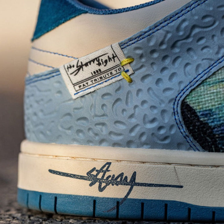 Sneakers med kunstprint, lyse felter, blå sål og snørebånd
