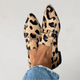 Dame loafers med beige og sort leopardmønster, spids tå og guldfarvet spænde