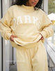 Damesweatshirt med oversized pasform, lange ærmer og stort tekstmotiv på fronten