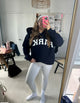 Damesweatshirt med oversized pasform, lange ærmer og stort tekstmotiv på fronten