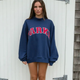 Damesweatshirt med oversized pasform, lange ærmer og stort tekstmotiv på fronten