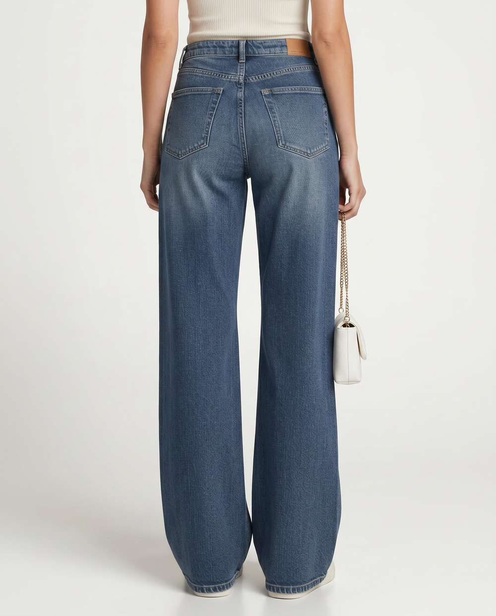 Blå damejeans med høj talje og vide, lange ben