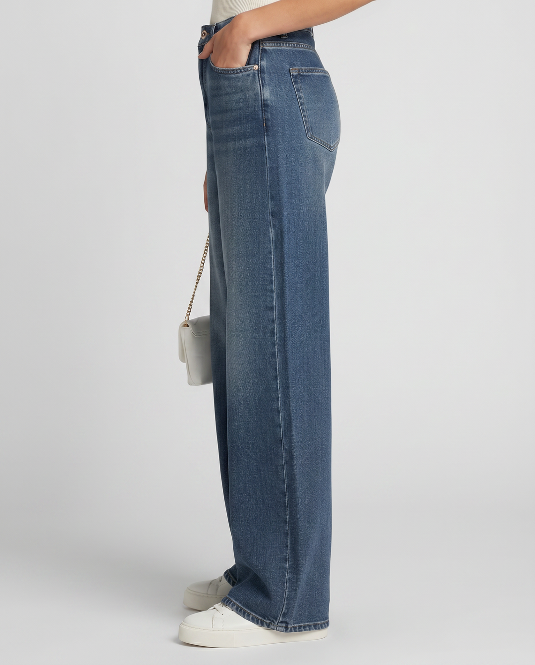 Blå damejeans med høj talje og vide, lange ben