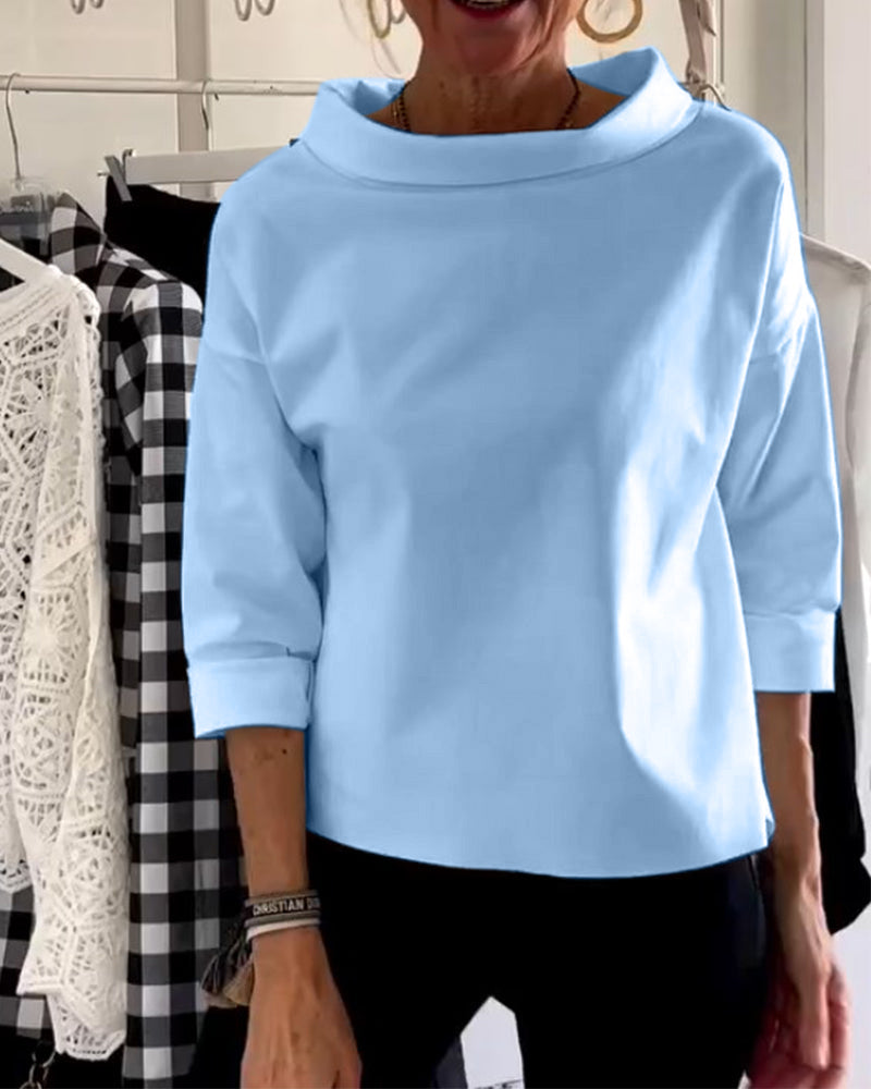 Damebluse med bred rund hals og 3/4-lange ærmer