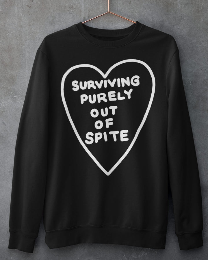 Sort sweatshirt med hvidt hjertemotiv og tekst foran