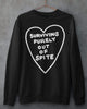 Sort sweatshirt med hvidt hjertemotiv og tekst foran