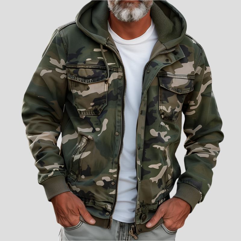 Herrejakke med camouflageprint, hætte, lange ærmer og cargolommer
