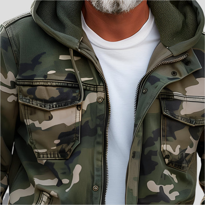 Herrejakke med camouflageprint, hætte, lange ærmer og cargolommer