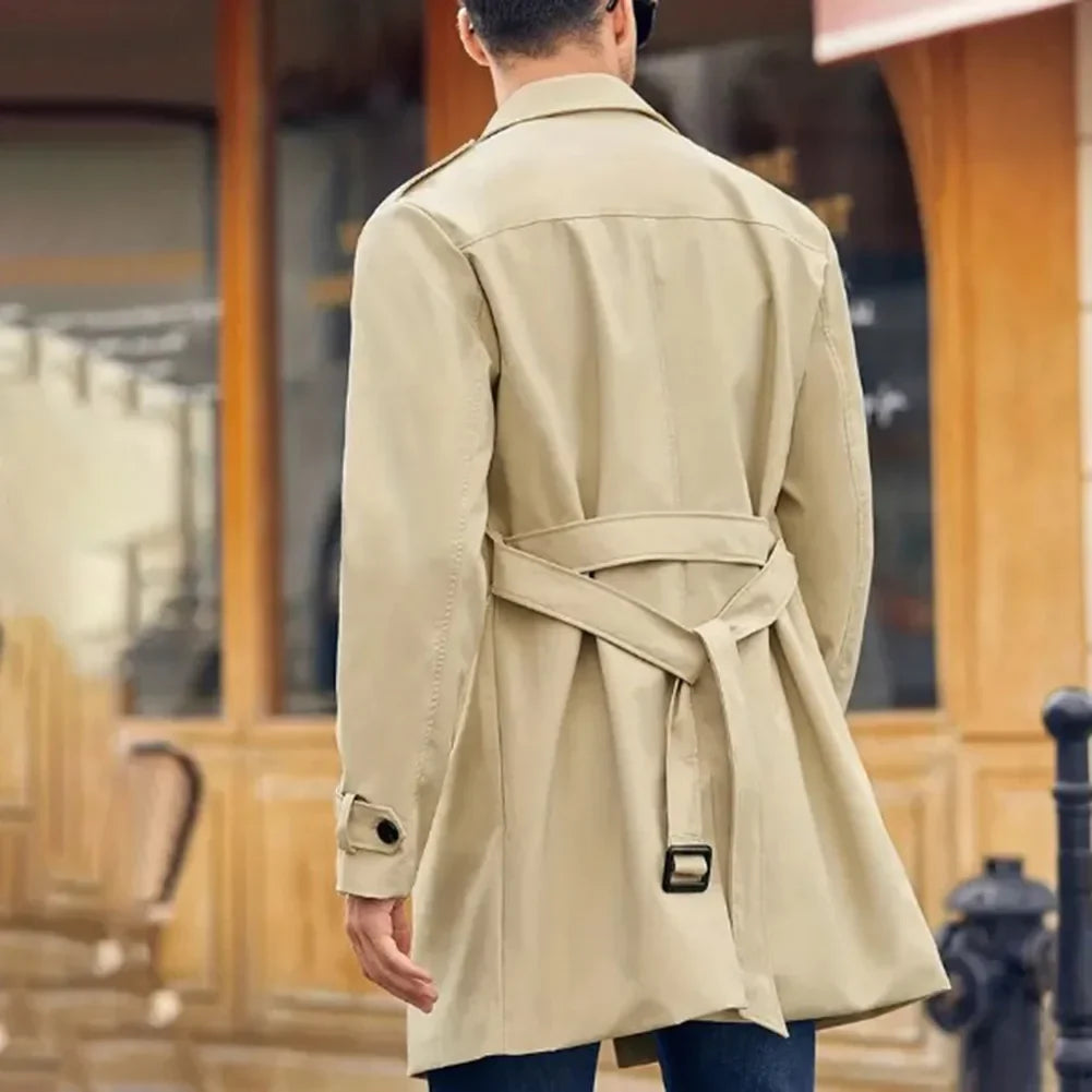 Beige trenchcoat til herre med bælte, knapper og lange ærmer