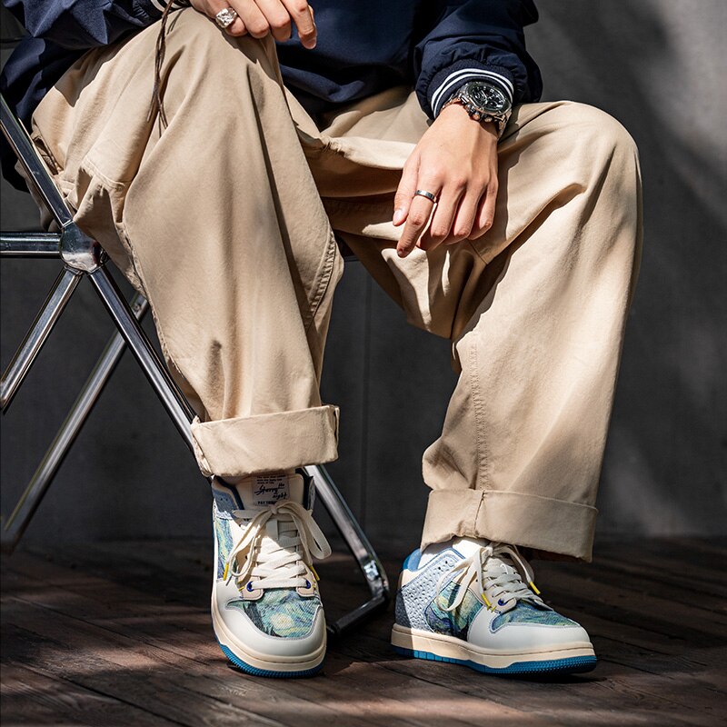 Sneakers med kunstprint, lyse felter, blå sål og snørebånd