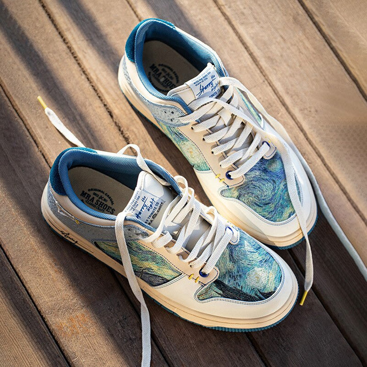 Sneakers med kunstprint, lyse felter, blå sål og snørebånd