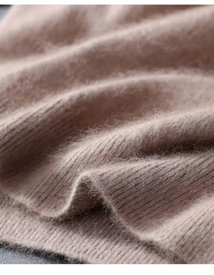 Herre iført ensfarvet strikket T-shirt med rund hals og korte ærmer