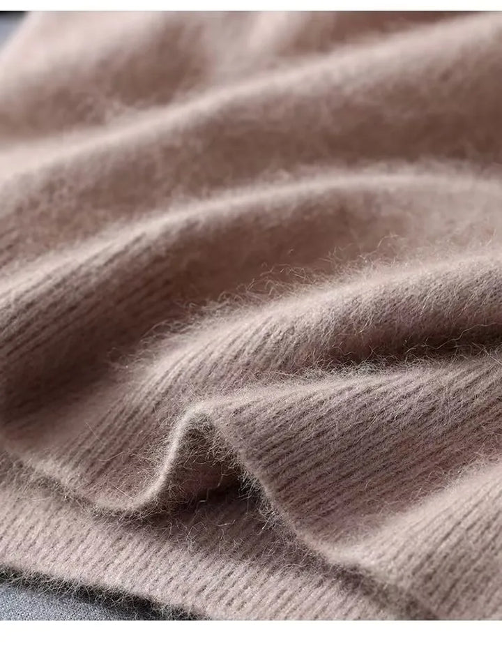 Herre iført ensfarvet strikket T-shirt med rund hals og korte ærmer