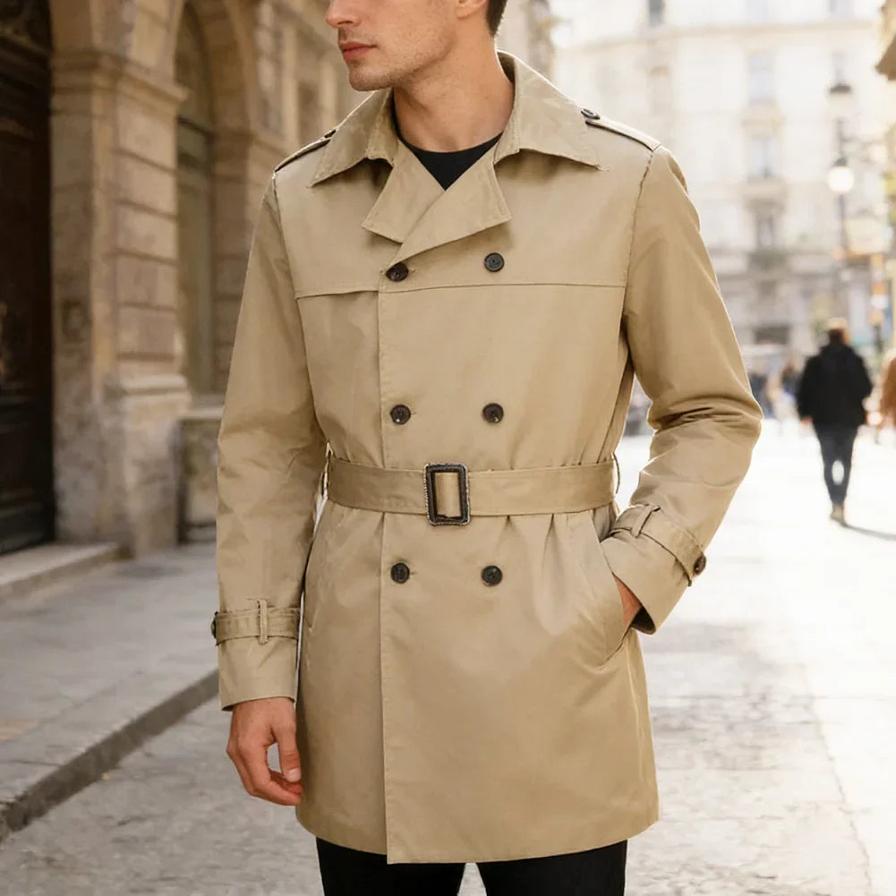 Beige trenchcoat til herre med bælte, knapper og lange ærmer