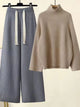 Damestriksæt med højhalset ribstriktrøje og vide bukser med bindebånd