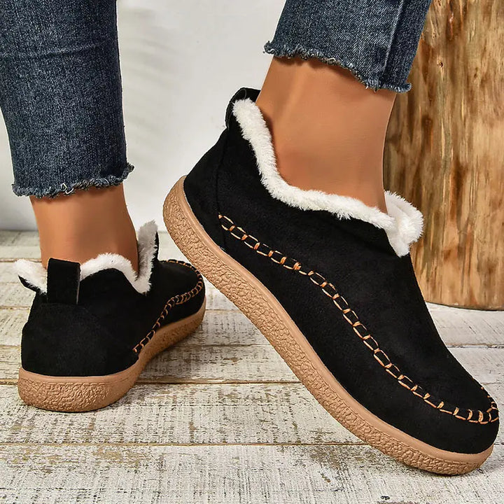Dame loafers med pelskant, rund tå og flad struktureret sål