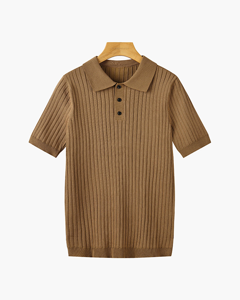 Herre iført ribstrikket poloshirt med krave og korte ærmer