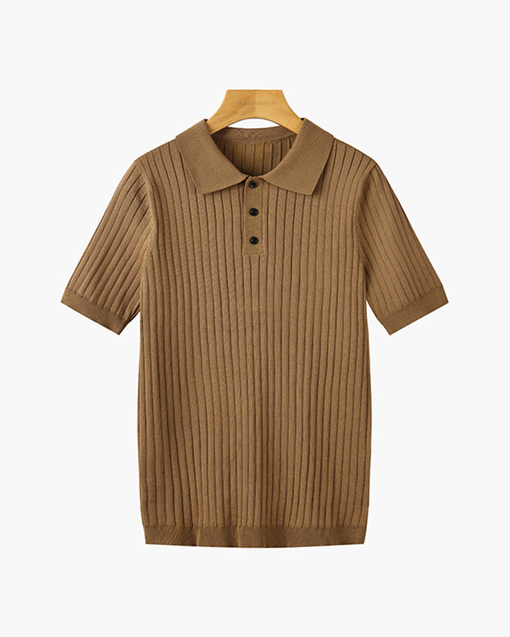 Herre iført ribstrikket poloshirt med krave og korte ærmer