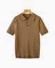 Herre iført ribstrikket poloshirt med krave og korte ærmer