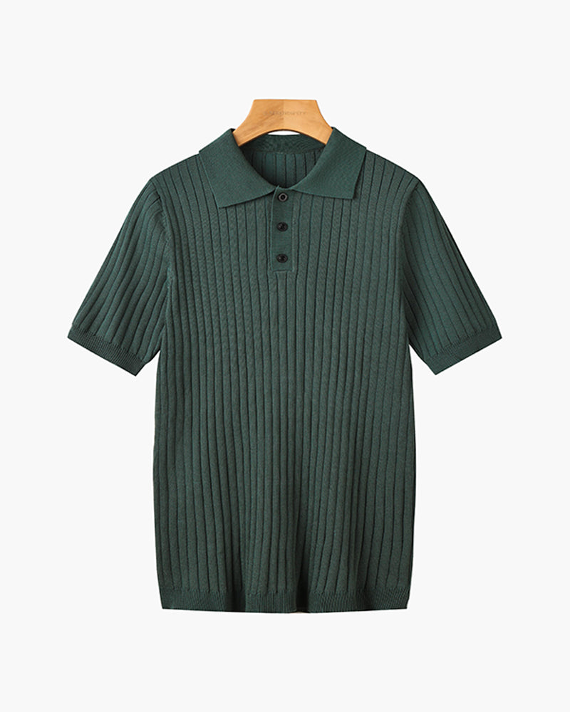 Herre iført ribstrikket poloshirt med krave og korte ærmer