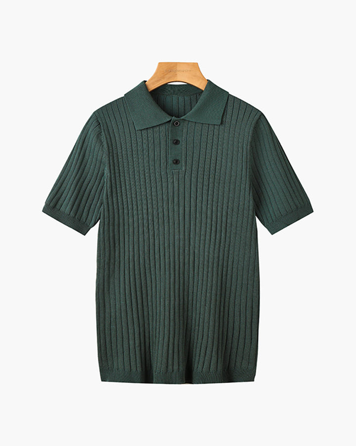 Herre iført ribstrikket poloshirt med krave og korte ærmer