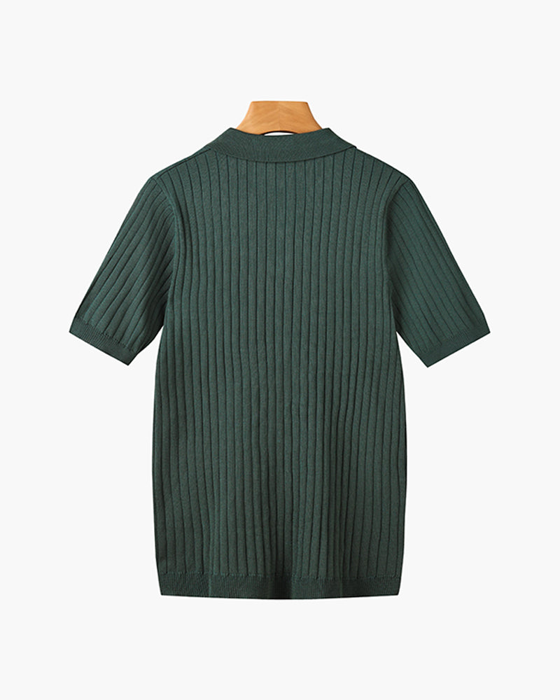 Herre iført ribstrikket poloshirt med krave og korte ærmer