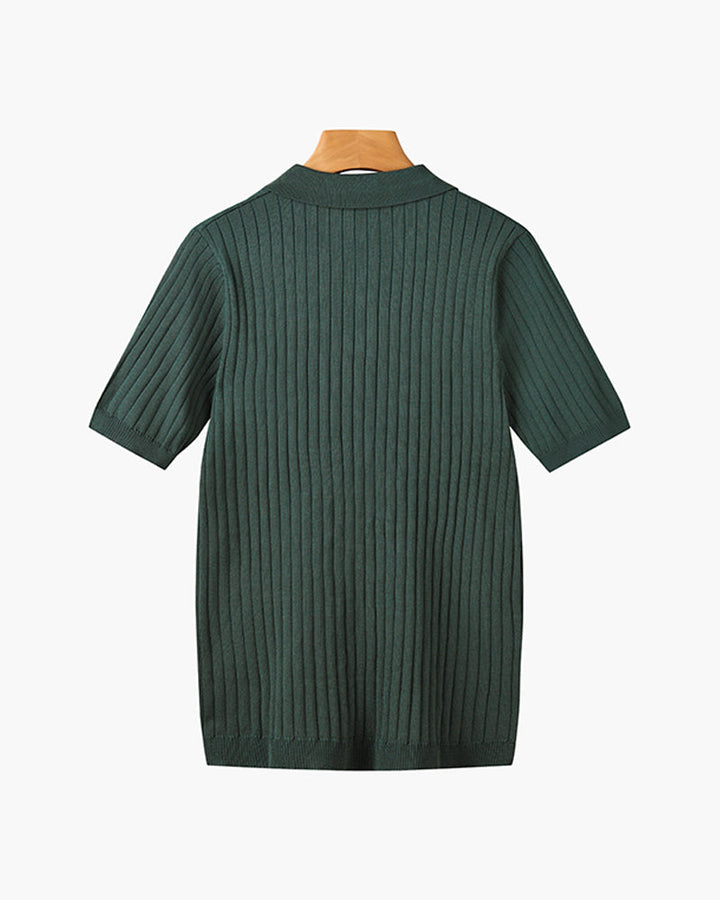 Herre iført ribstrikket poloshirt med krave og korte ærmer