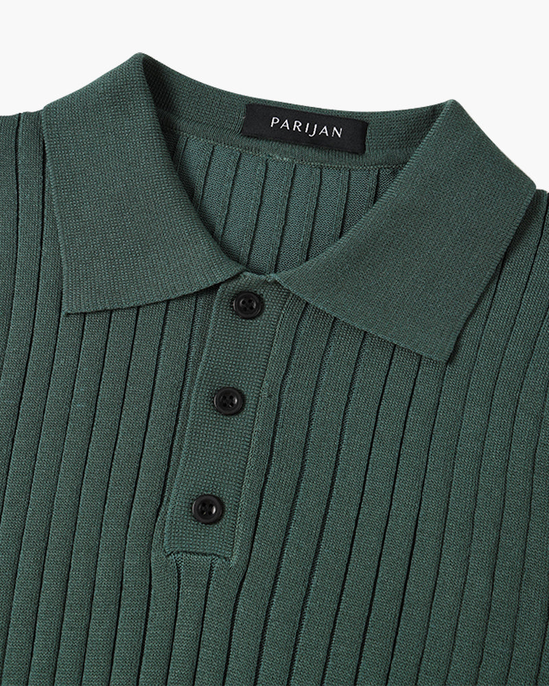 Herre iført ribstrikket poloshirt med krave og korte ærmer