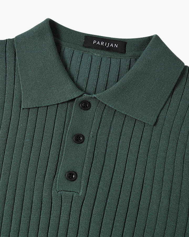 Herre iført ribstrikket poloshirt med krave og korte ærmer