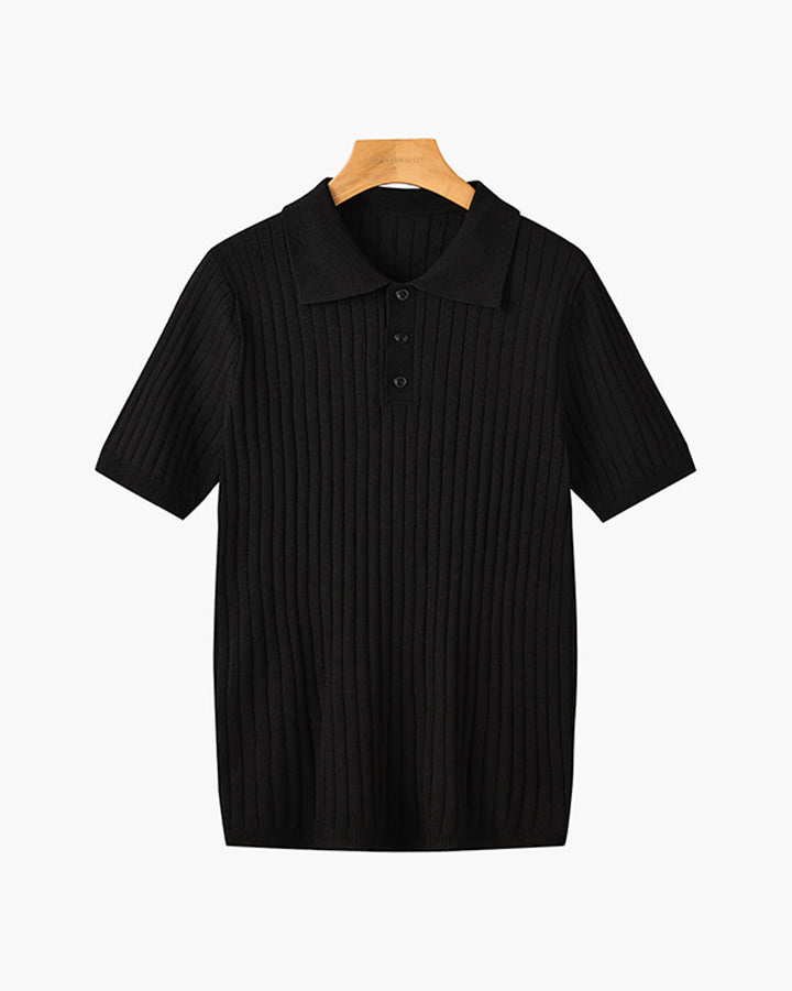Herre iført ribstrikket poloshirt med krave og korte ærmer