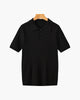 Herre iført ribstrikket poloshirt med krave og korte ærmer