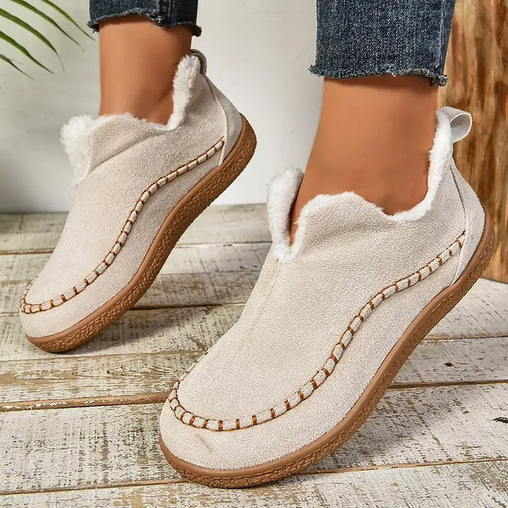 Dame loafers med pelskant, rund tå og flad struktureret sål