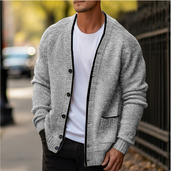 Herrecardigan med rund hals, knapper, kontrastkant og forlommer