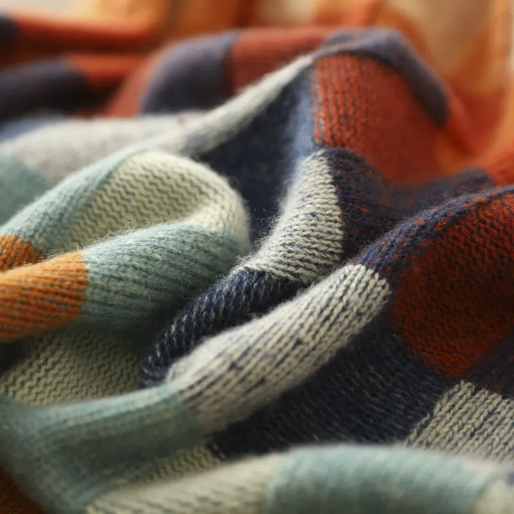 Damesweater med rullekrave og flerfarvet ternet patchwork