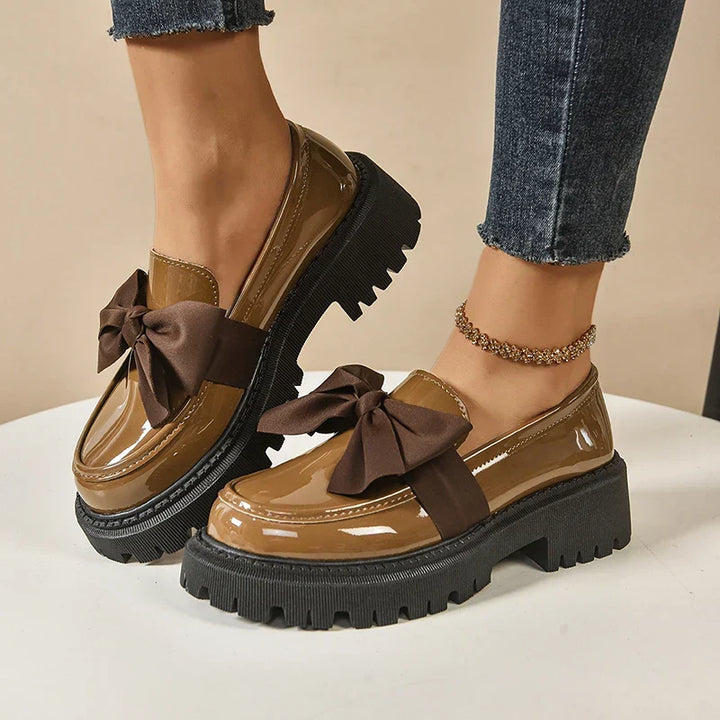 Dame loafers med stor sløjfe og kraftig rillet sål