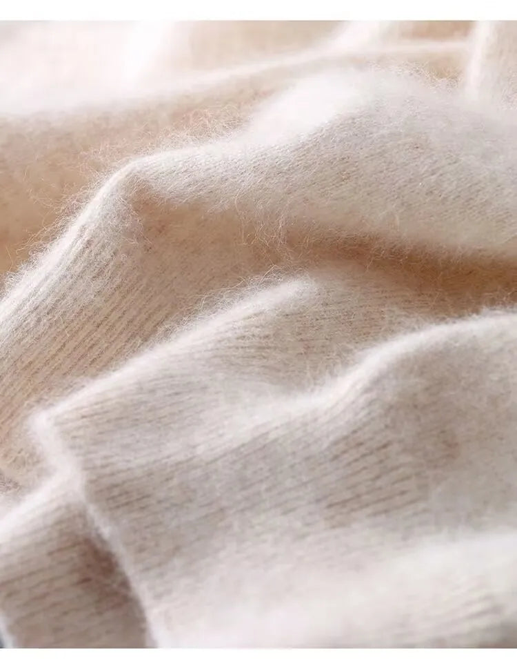 Herre iført ensfarvet strikket T-shirt med rund hals og korte ærmer