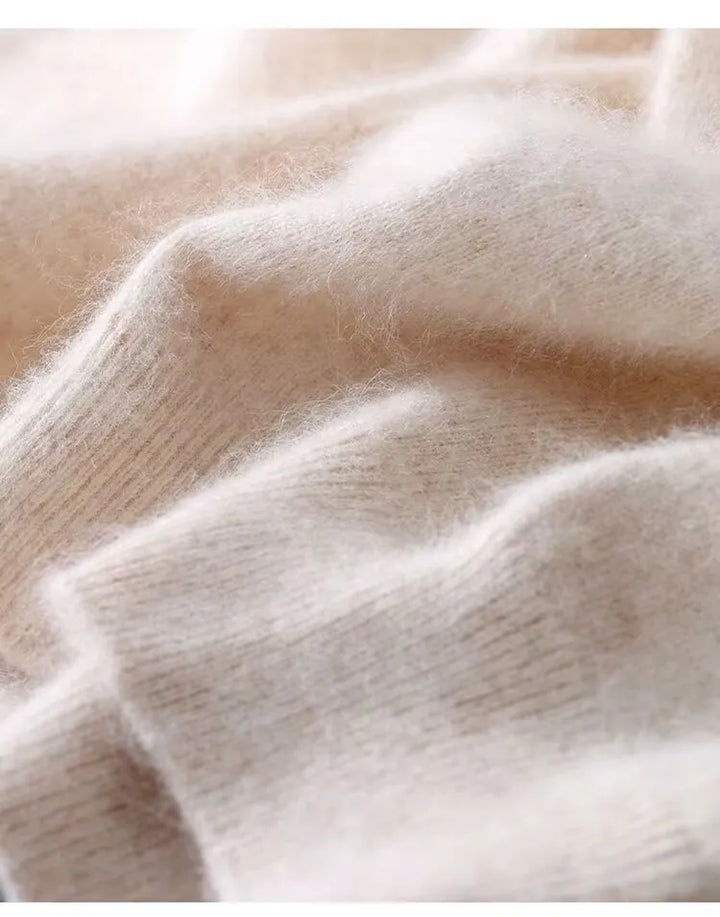 Herre iført ensfarvet strikket T-shirt med rund hals og korte ærmer
