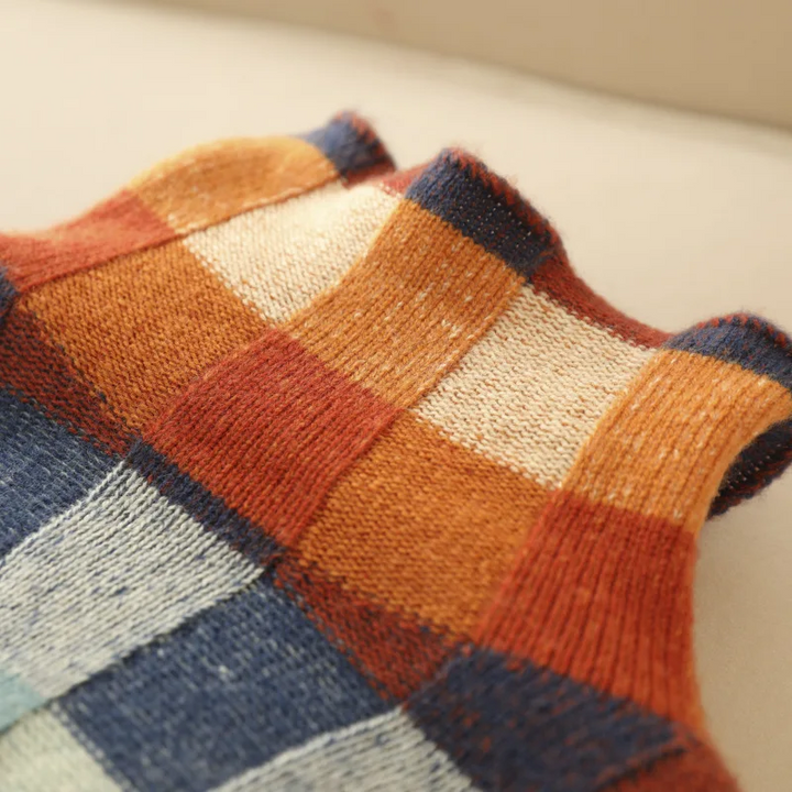 Damesweater med rullekrave og flerfarvet ternet patchwork