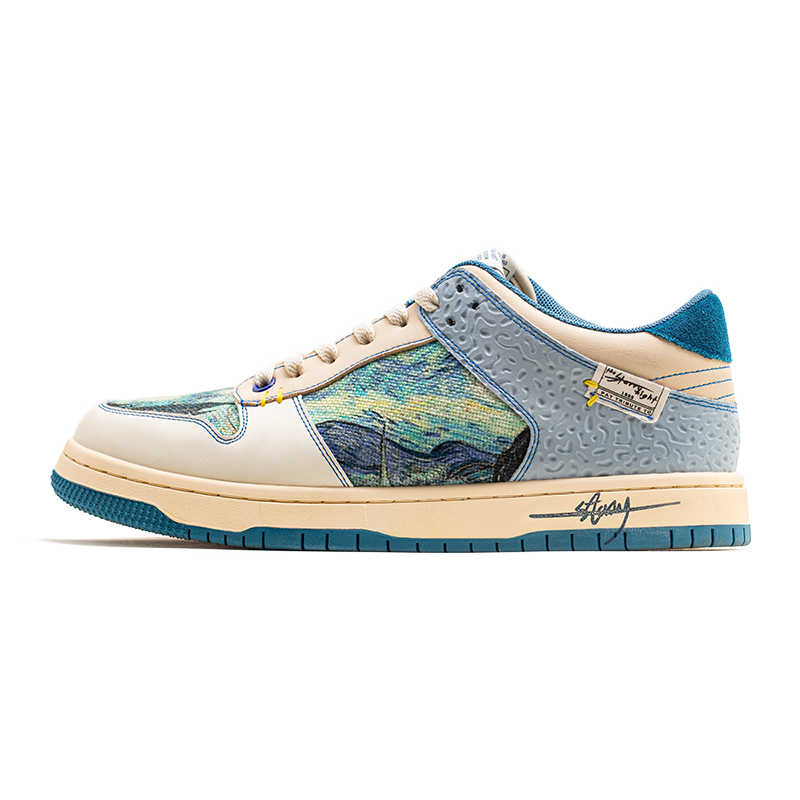 Sneakers med kunstprint, lyse felter, blå sål og snørebånd