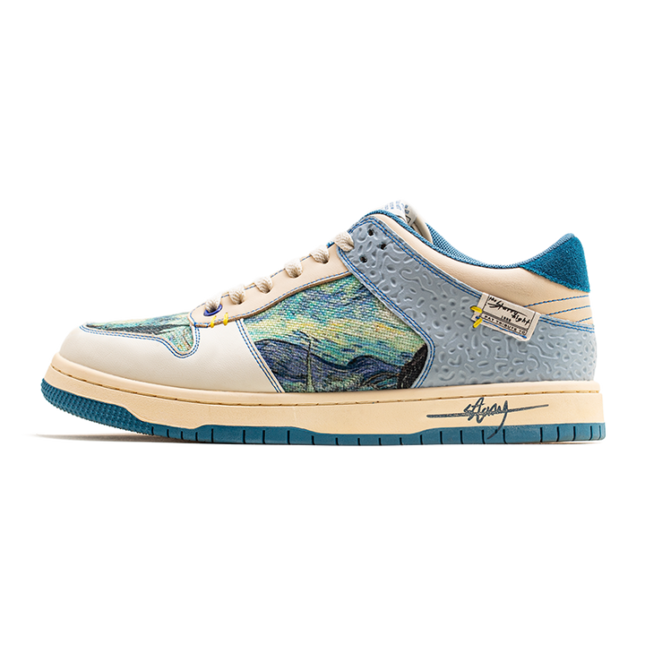 Sneakers med kunstprint, lyse felter, blå sål og snørebånd