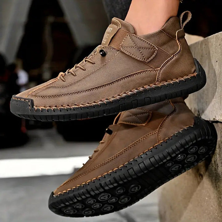 Dame sneakers med snørebånd, ankelrem og flad sål