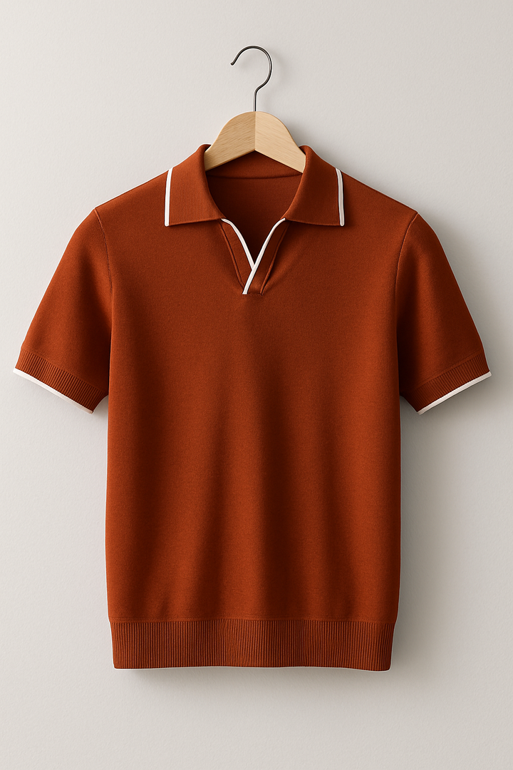Herre strikket poloshirt med krave, V-åbning, korte ærmer og kontrastkanter