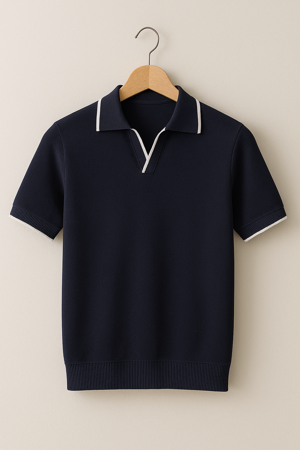 Herre strikket poloshirt med krave, V-åbning, korte ærmer og kontrastkanter
