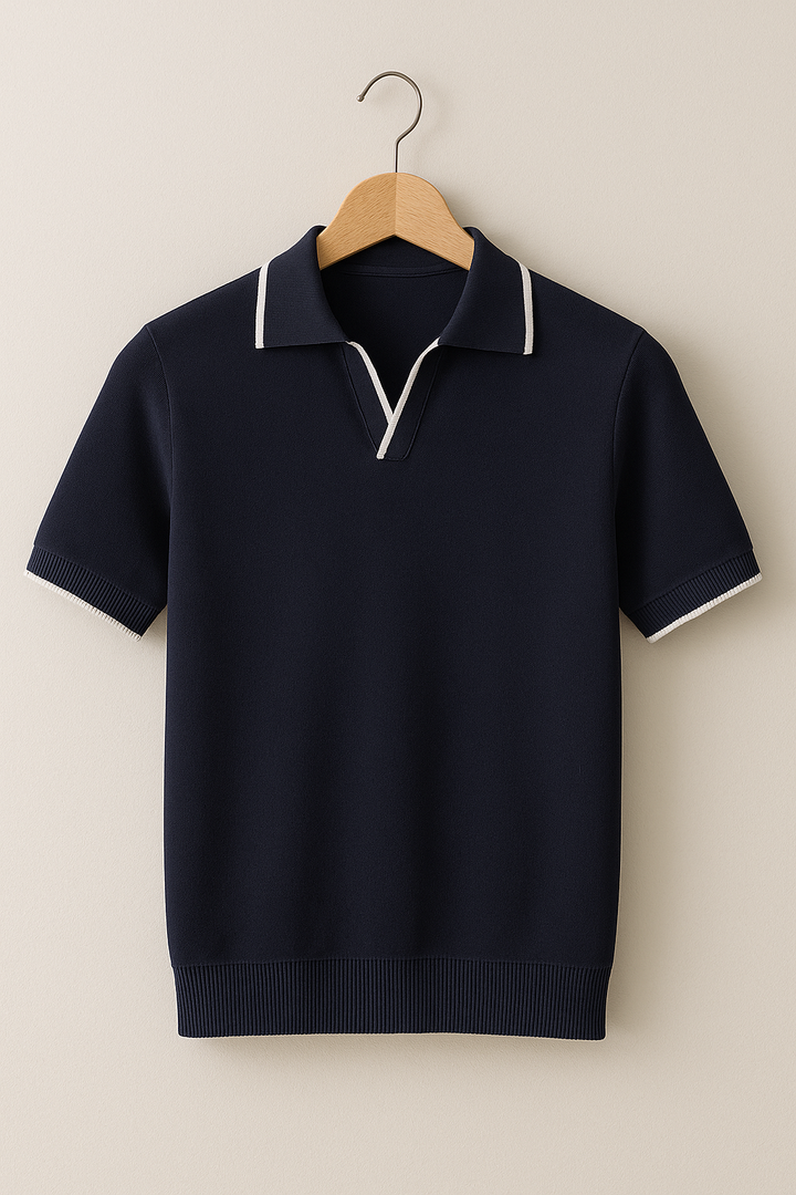 Herre strikket poloshirt med krave, V-åbning, korte ærmer og kontrastkanter