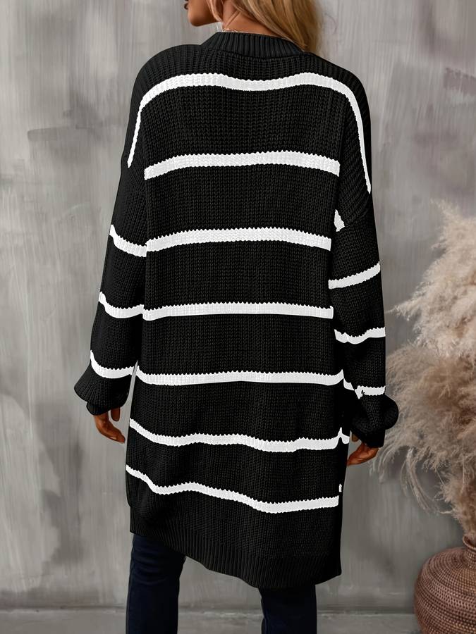 Dame i lang strikcardigan med kontraststriber og åben front