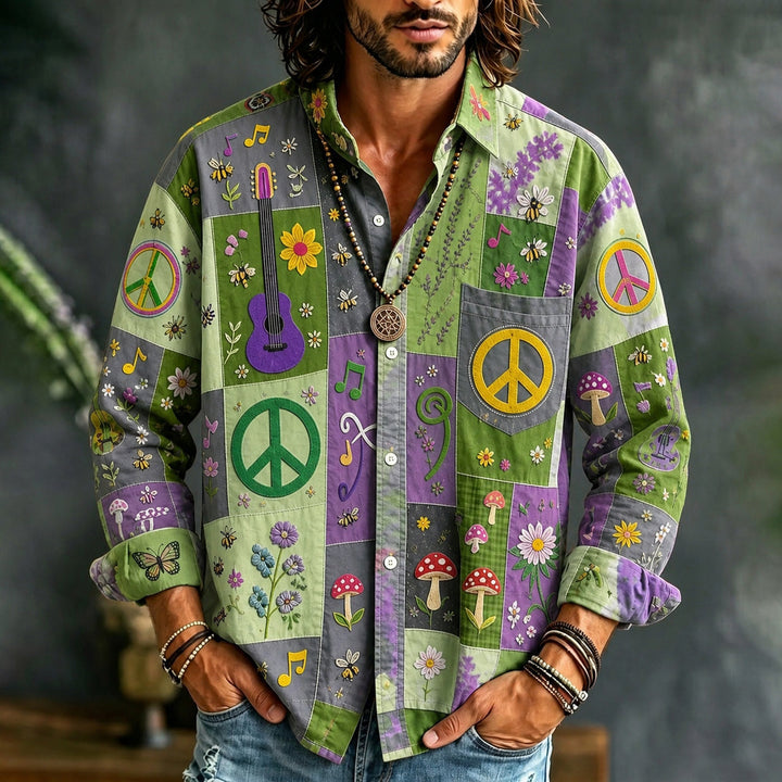 Herreskjorte med farverigt patchworkprint, guitarer, blomster og fredstegn