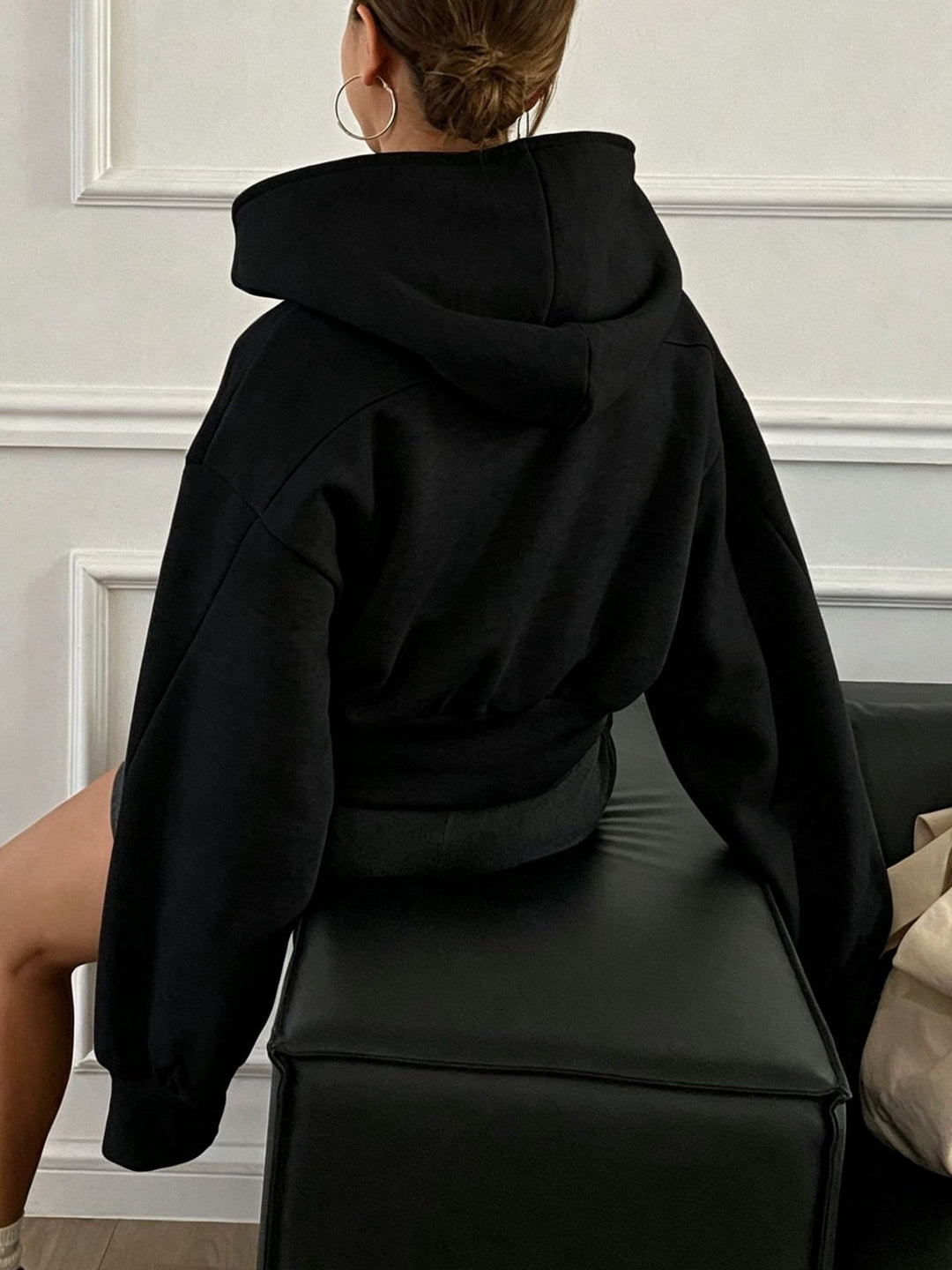Damehættetrøje med hætte, lynlås, lange ærmer og kort oversized pasform