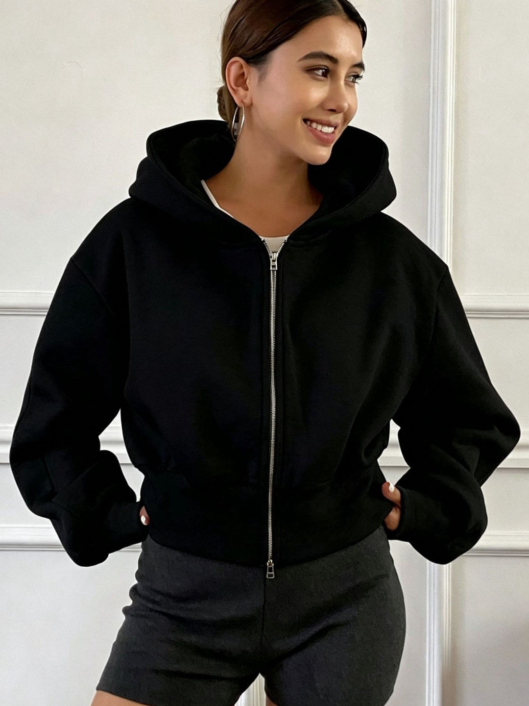 Damehættetrøje med hætte, lynlås, lange ærmer og kort oversized pasform