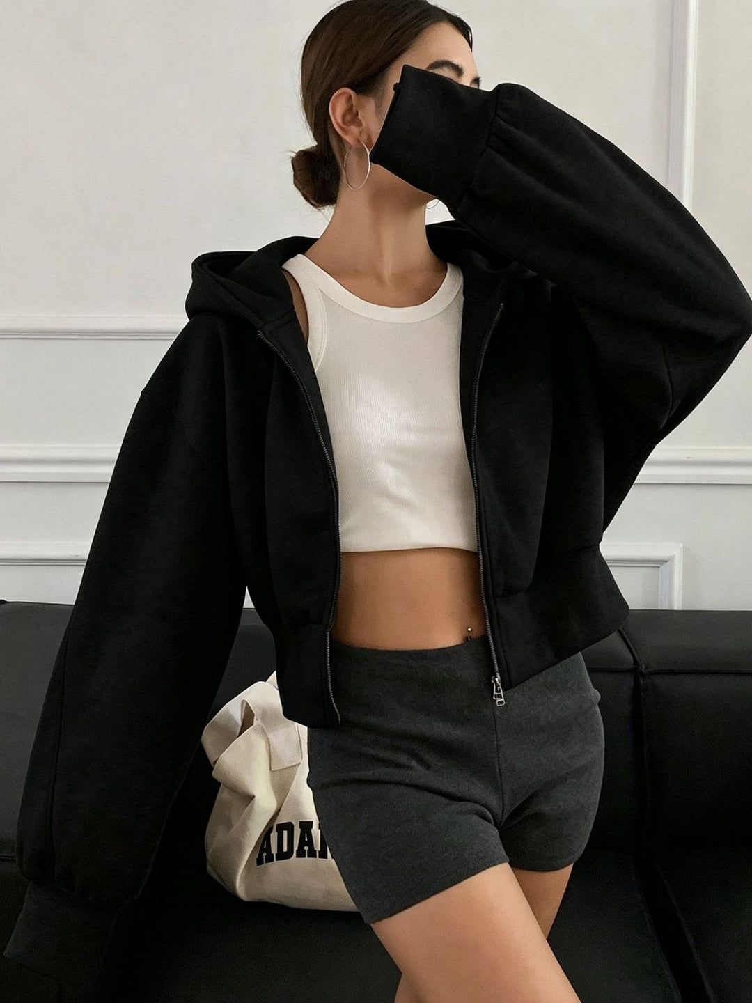 Damehættetrøje med hætte, lynlås, lange ærmer og kort oversized pasform