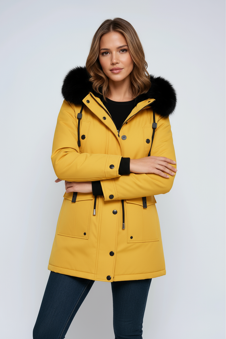 Dameparka med hætte med sort pelskant og taljesnøre